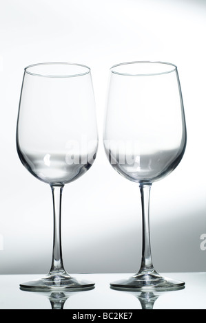 Due vuoti di vetro del vino Foto Stock