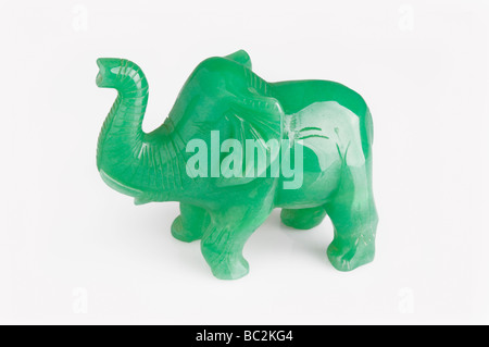 Jadeite elephant carving su sfondo bianco Foto Stock