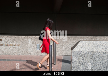 Donna in abito rosso Melbourne Victoria Australia Foto Stock