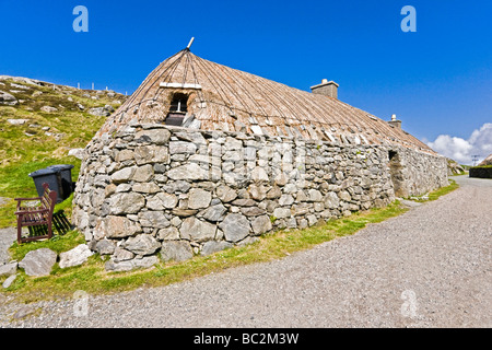 Gearrannan nero della casa di villaggio al Carloway sulla costa atlantica dell'isola di Lewis nelle Ebridi Esterne della Scozia Foto Stock