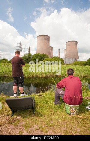 I pescatori di fronte Fiddlers Ferry Coal Fired power station vicino a Warrington Regno Unito Foto Stock