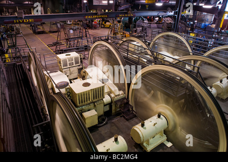 Grandi ruote di girare in San Francisco Cable Car Museum per azionare le varie linee della cabinovia in città. Foto Stock