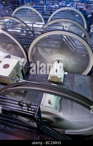 Grandi ruote di girare in San Francisco Cable Car Museum per azionare le varie linee della cabinovia in città. Foto Stock