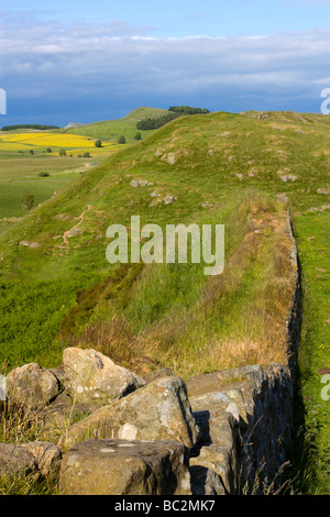 Vista verso est verso cragg lough da acciaio rigg milecastle over 39 sulla parete di Adriano Foto Stock