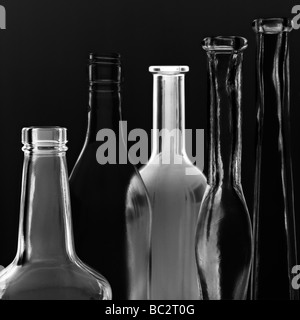 Cancellare le bottiglie di vetro in bianco e nero Foto Stock