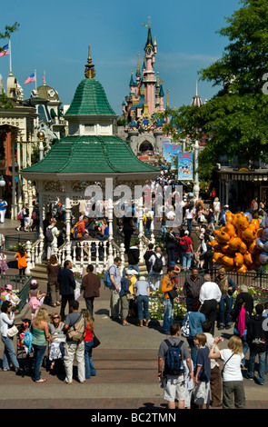 Chessy, Francia, folla di persone che visitano Disneyland Parigi, Panoramica generale, 'Main Street USA' Foto Stock