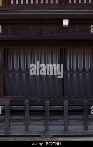 Kyoto-stile in legno scuro traliccio lavorare sulla facciata del patrimonio Yoshijima casa nel quartiere del centro storico di Takayama, Gifu Foto Stock