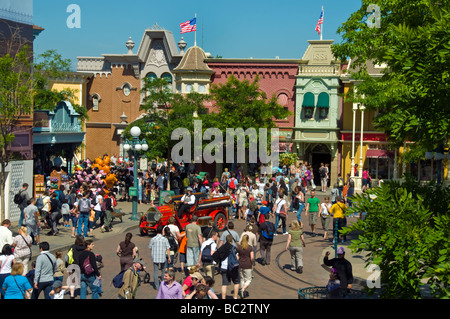 Francia, parchi a tema, le persone in visita a Disneyland Parigi, panoramica, Folla su 'Main Street' attrazione Foto Stock