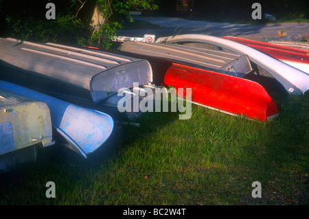 Barche impilati sull'erba alla fine dell'estate. Foto Stock