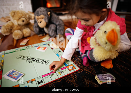 I bambini giocare a Monopoli Foto Stock