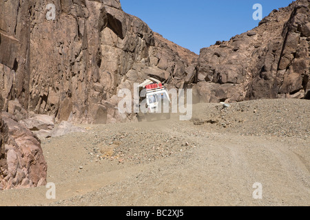 Viaggiando attraverso il deserto orientale dell'Egitto nei veicoli a trazione integrale, il Nord Africa Foto Stock