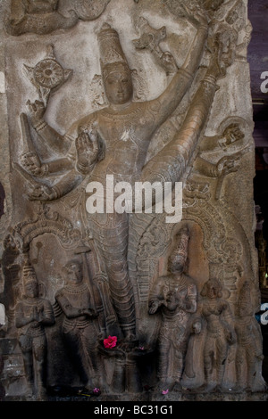 Una scultura in rilievo su un pilastro a RAMASWAMY TEMPIO IN KUMBAKONAM, TAMILNADU Foto Stock