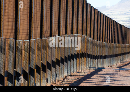 Una zona pedonale di recinzione stile corre lungo il confine messicano in Arizona. Foto Stock