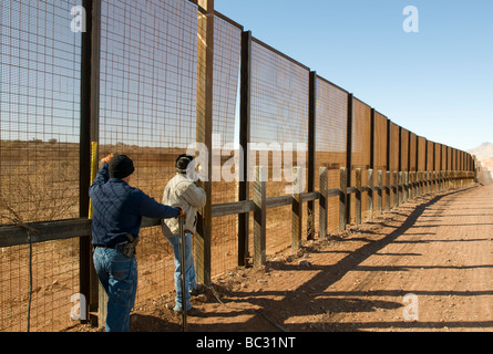 I saldatori riparare la strada pedonale di recinzione di confine con il Messico, AZ. Foto Stock