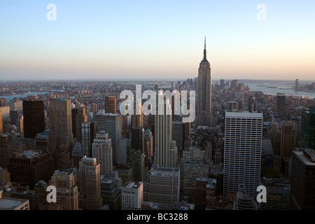 Nel tardo pomeriggio vista dello skyline di Manhattan. Foto Stock