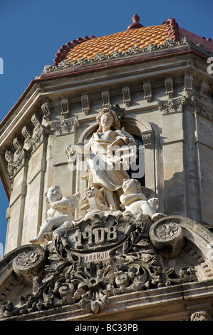 Ornati in dettaglio sulla facciata dell'Hotel Raquel in Calle Amargura, Havana, Cuba. Foto Stock