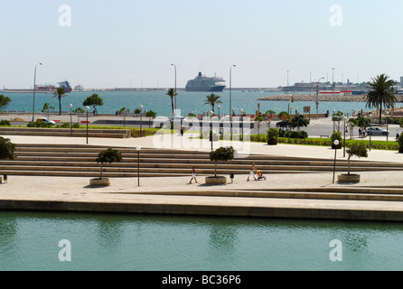 Una nave da crociera lascia la Palma di Mallorca, Spagna, visto dal Parc de la Mar di fronte alla cattedrale. Foto Stock