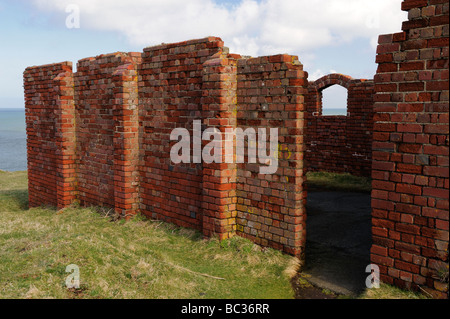 Abbandonati gli edifici in mattoni sul promontorio a Ynys Barry vicino Abercastle su Il Pembrokeshire Coast path, Wales, Regno Unito Foto Stock