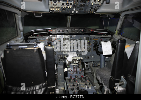 Il cockpit di un Boeing 737 200 in un appendiabiti di manutenzione Foto Stock