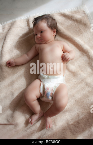 3 mese fa il bambino giacente in un pannolino Foto Stock