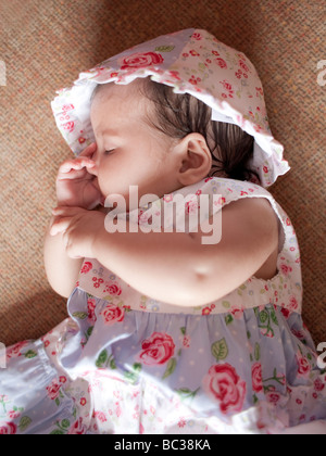 3 mese fa il bambino dorme succhiare il suo pollice Foto Stock