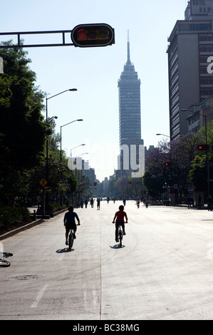 Domenica "solo pedonale' le strade di Città del Messico consentono al pubblico di roaming o ciclo. Foto Stock