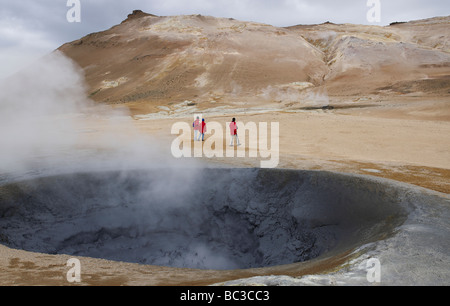 La cottura a vapore grande pentola di fango, Namaskard, geotermica primavera calda area, il nord dell'Islanda Foto Stock