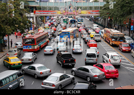 Paralizzata congestionato Rush Hour il traffico a Bangkok in Tailandia Foto Stock