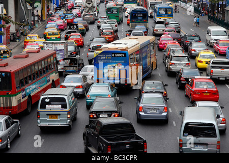 Paralizzata congestionato Rush Hour il traffico a Bangkok in Tailandia Foto Stock