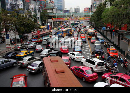 Paralizzata congestionato Rush Hour il traffico a Bangkok in Tailandia Foto Stock