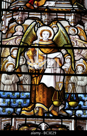 Vetrate raffiguranti l'Angelo della Giustizia Chiesa di Santa Maria la Vergine, Cropredy, Oxfordshire Foto Stock