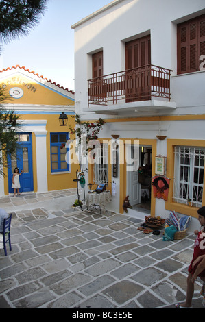 Il kafeneon (il tradizionale caffè greco shop) in Lefkes Village, Paros, Grecia. Foto Stock