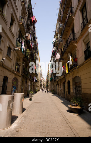 Una tranquilla stretta strada posteriore in El quartiere Raval di Barcellona, in Catalogna, Spagna. Foto Stock