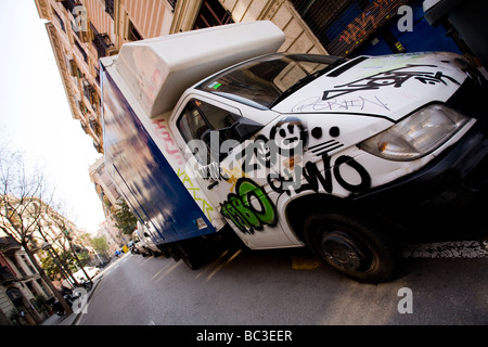 Soggetto ad atti vandalici e Graffiti spruzzato van in El Ravel, Barcellona Foto Stock