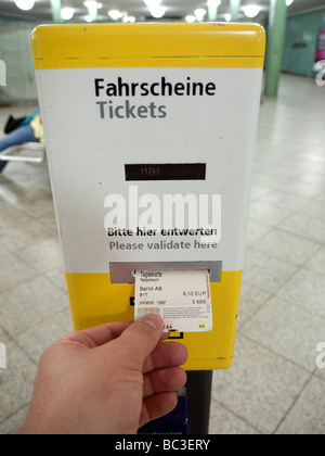 Dettaglio del biglietto della metropolitana macchina di convalida sulla piattaforma della stazione ferroviaria sotterranea a Berlino Germania Foto Stock