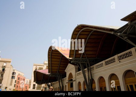 Il moderno padiglione del Mercat de Santa Caterina, Ribera, Barcelona, Spagna. Foto Stock