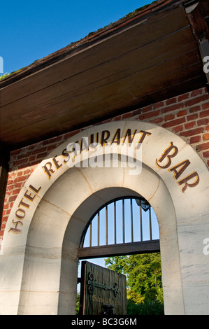 Hotel di lusso ristorante bar arcuata di entrata in pietra a Chateau de Montreuil sur Mer Francia Foto Stock