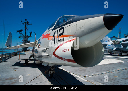 Un F-8 Crusader fighter aircraft sul ponte della USS Hornet. Foto Stock