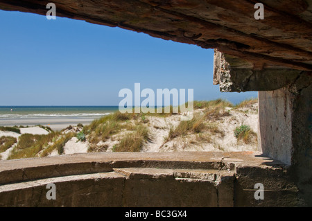 Tedesco pistola cemento storico di fortificazione WW2 calcestruzzo pistola nazista e lookout bunker si affaccia su spiagge di Fort-Mahon Plage Francia settentrionale Foto Stock