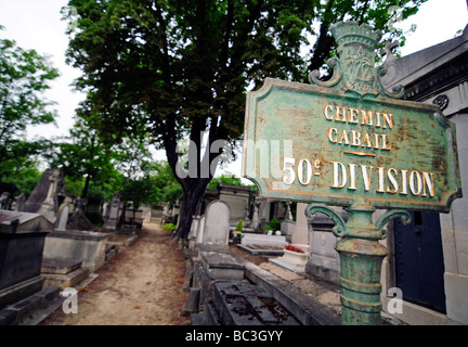 Un segno all'interno del cimitero di Pere Lachaise, uno dei più grandi e più iconica cimitero a Parigi. Foto Stock