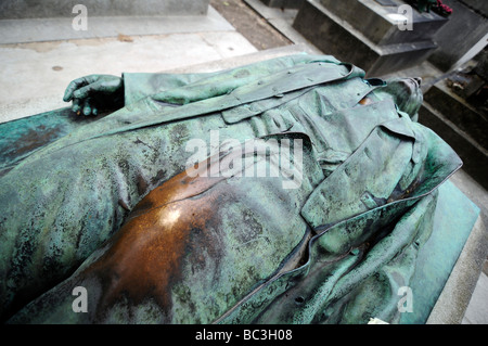 La tomba di Victor Noir, un XIX secolo giornalista assassinato la cui tomba si trova nel cimitero di Pere Lachaise di Parigi, Francia. Foto Stock