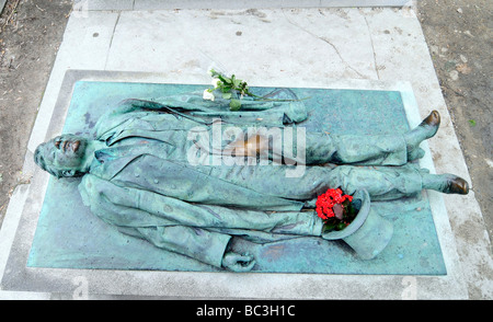 La tomba di Victor Noir, un XIX secolo giornalista assassinato la cui tomba si trova nel cimitero di Pere Lachaise di Parigi, Francia. Foto Stock