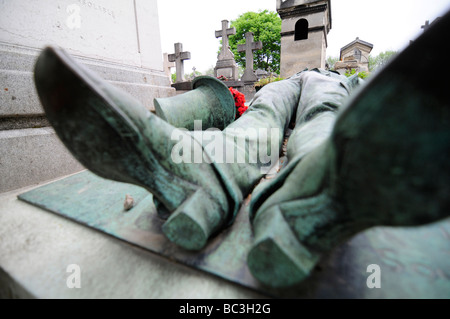 La tomba di Victor Noir, un XIX secolo giornalista assassinato la cui tomba si trova nel cimitero di Pere Lachaise di Parigi, Francia. Foto Stock