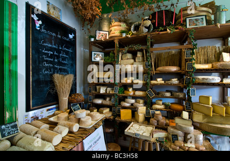 NEGOZIO FRANCESE DI FORMAGGI FRANCIA selezione di formaggi fatti a mano in mostra nel rustico negozio artigianale di formaggi 'Caseus' Montreuil sur Mer France Foto Stock