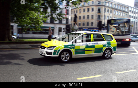 Settembre 2006 - Autoambulanza a tutta velocità nel centro città Foto Stock