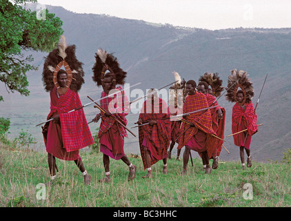 Una linea di Guerrieri Maasai o morani in abito tradizionale sul bordo del cratere di Ngorongoro Tanzania Africa orientale Foto Stock