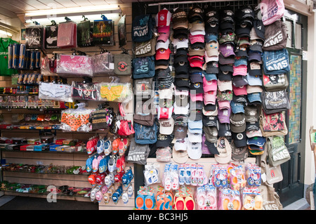 Cappelli, zoccoli e altri souvenir alla parte anteriore di un negozio di souvenir in Amsterdam Foto Stock