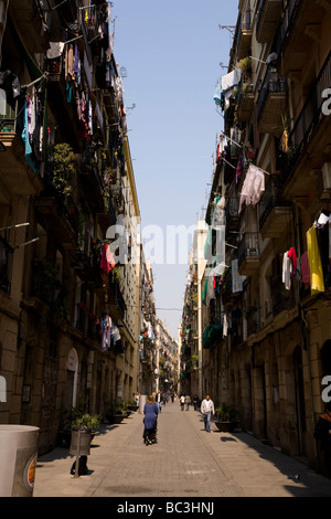 Una tranquilla stretta strada posteriore in El quartiere Raval di Barcellona, in Catalogna, Spagna. Foto Stock