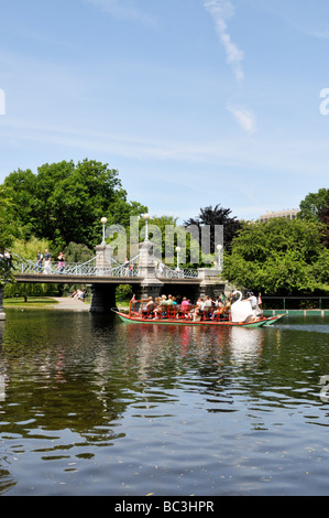 Barca Swan e passerella in Boston Public Gardens situato adiacente al Boston Common, Boston MA USA Foto Stock