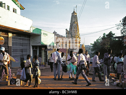 Tempio indù e la gente sulla strada vicino mercato Nakasero Kampala Uganda Foto Stock